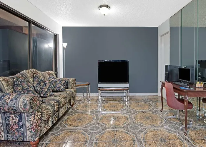 Super 8 Dallas Love Field Market Center