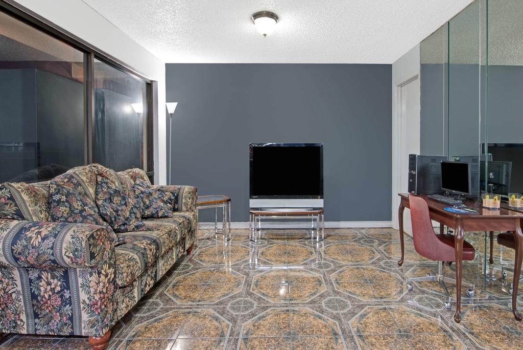 Hotel Super 8 Field Market Center 2*
