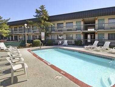Super 8 Field Market Center 2*