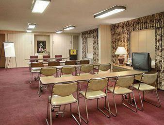 Super 8 Field Market Center 2*